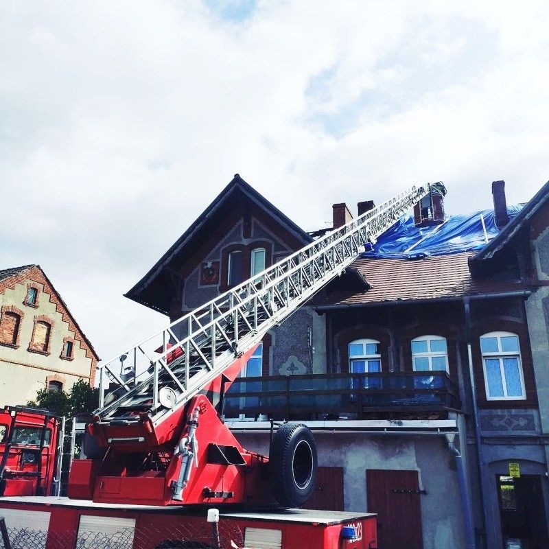 Czerna: strażacy zabezpieczają spalony dach budynku