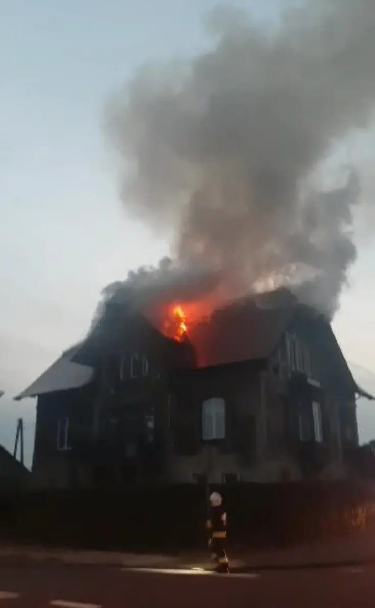 Pożar budynku wielorodzinnego w Czernej (gmina Nowogrodziec, powiat bolesławiecki)