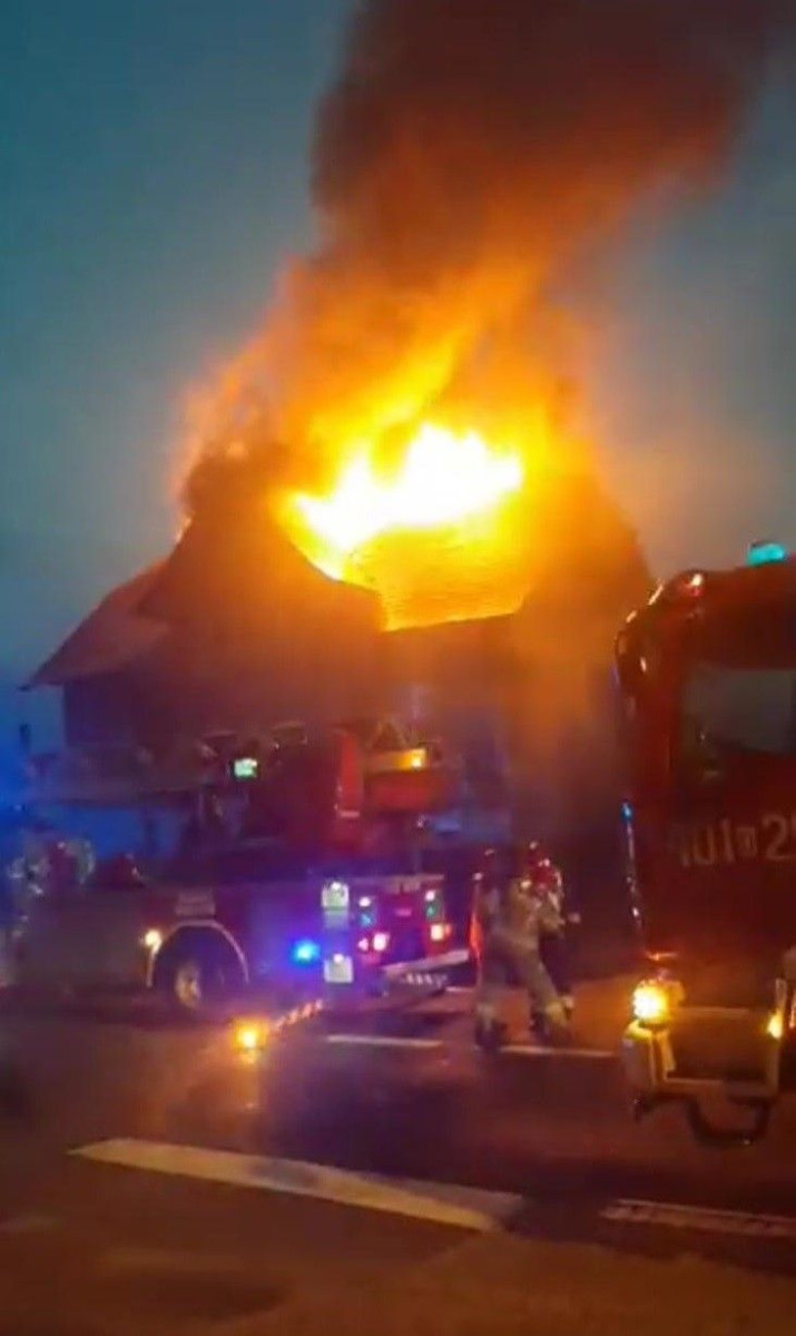 Pożar budynku wielorodzinnego w Czernej (gmina Nowogrodziec, powiat bolesławiecki)