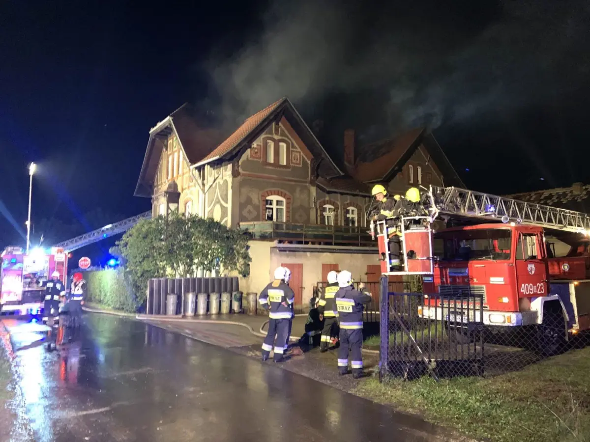 Pożar budynku wielorodzinnego w Czernej (gmina Nowogrodziec, powiat bolesławiecki)