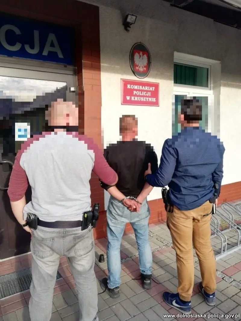 Podejrzany, 42-letni mieszkaniec gminy Warta Bolesławiecka, i odzyskane przed policję pojazdy
