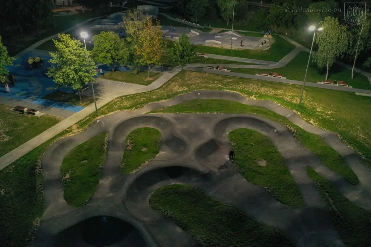 Oświetlony obiekt Wiadukt Plaza w Bolesławcu