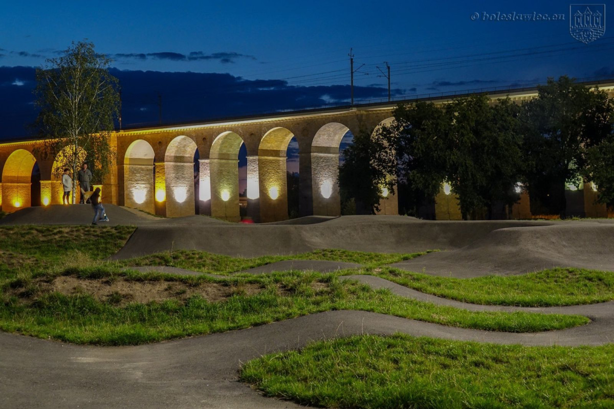 Oświetlony obiekt Wiadukt Plaza w Bolesławcu