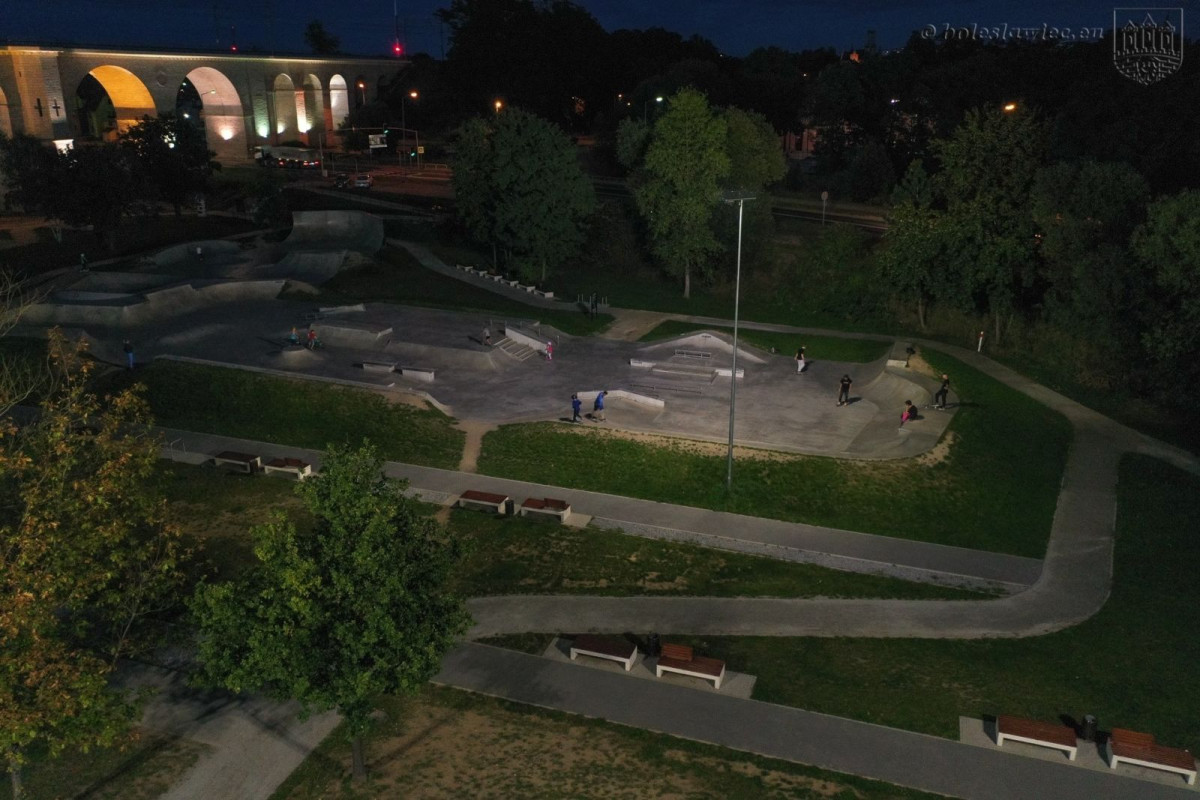 Oświetlony obiekt Wiadukt Plaza w Bolesławcu