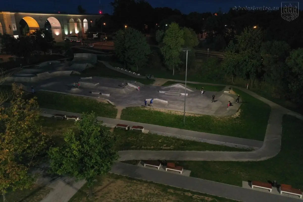 Oświetlony obiekt Wiadukt Plaza w Bolesławcu