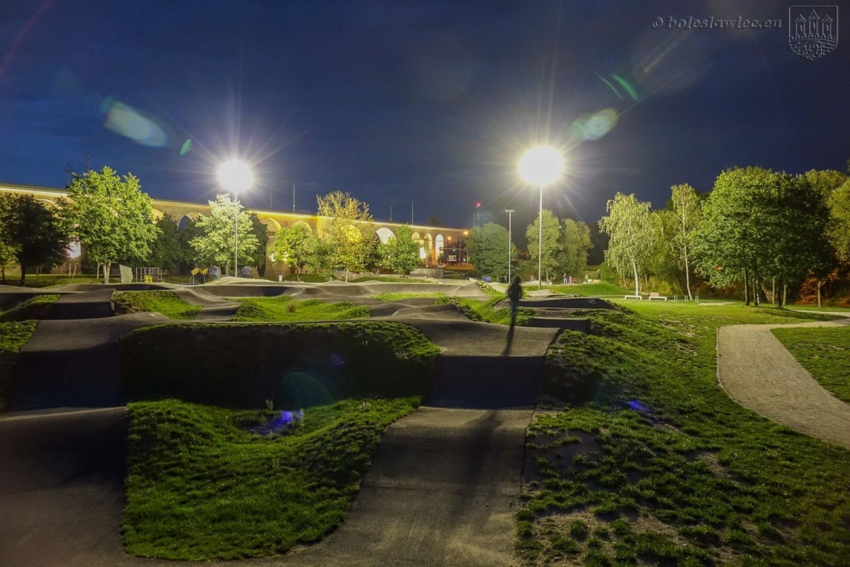 Oświetlony obiekt Wiadukt Plaza w Bolesławcu