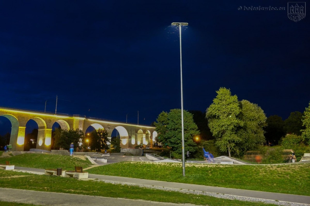Oświetlony obiekt Wiadukt Plaza w Bolesławcu
