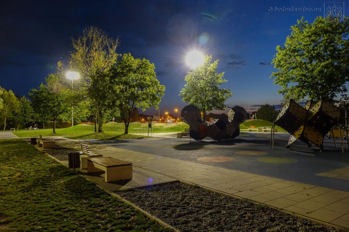 Oświetlony obiekt Wiadukt Plaza w Bolesławcu