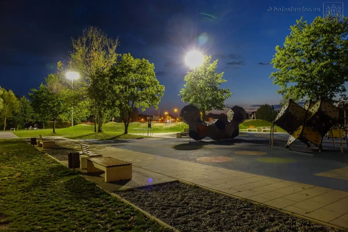Oświetlony obiekt Wiadukt Plaza w Bolesławcu
