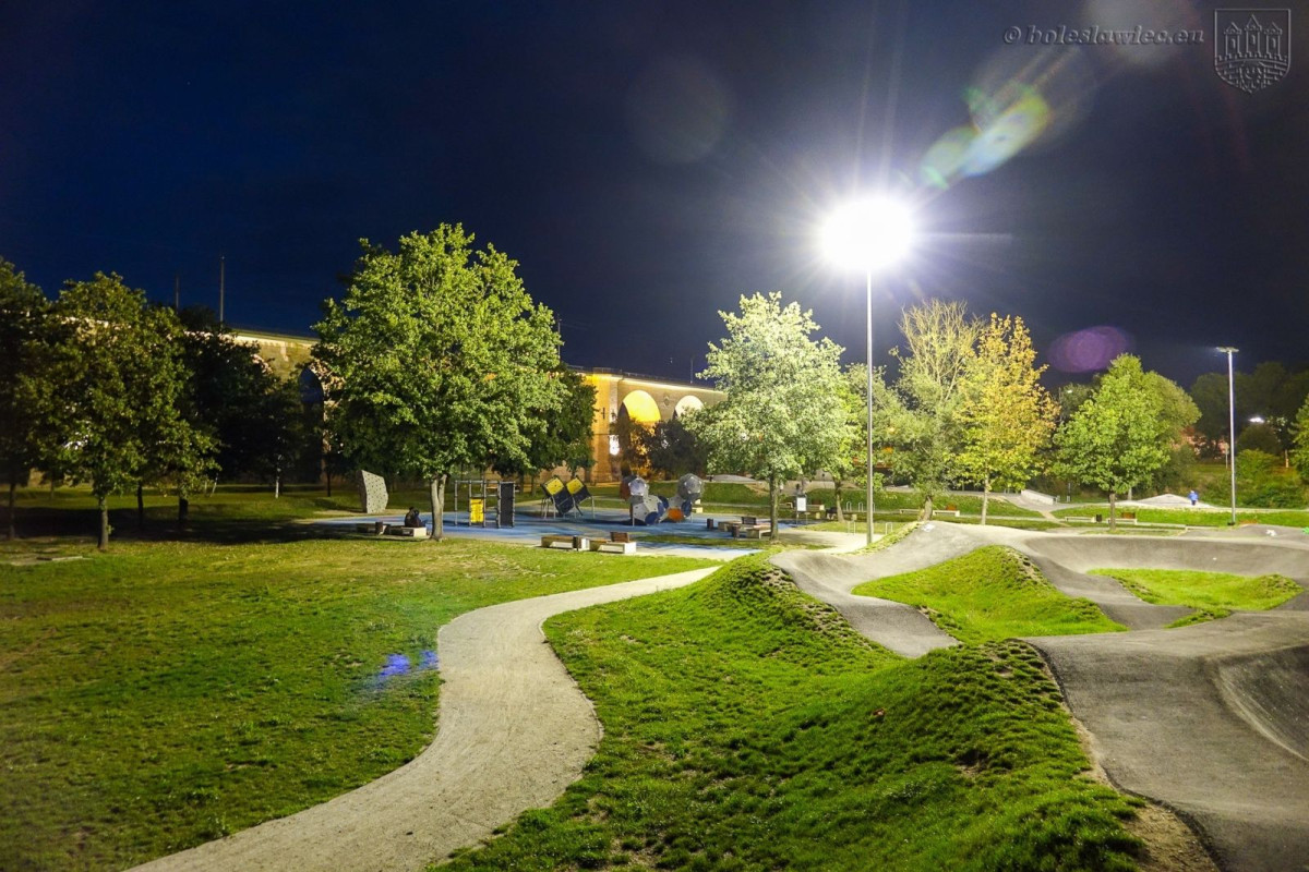 Oświetlony obiekt Wiadukt Plaza w Bolesławcu