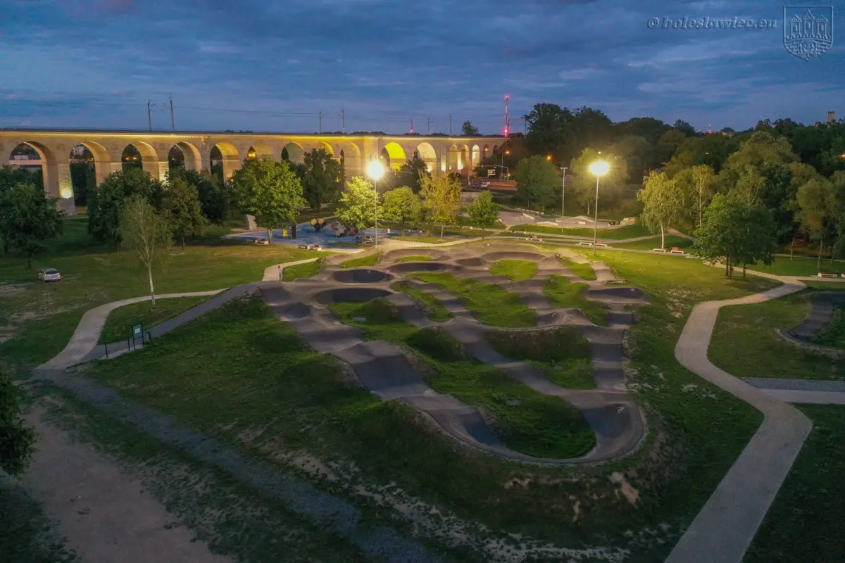 Oświetlony obiekt Wiadukt Plaza w Bolesławcu
