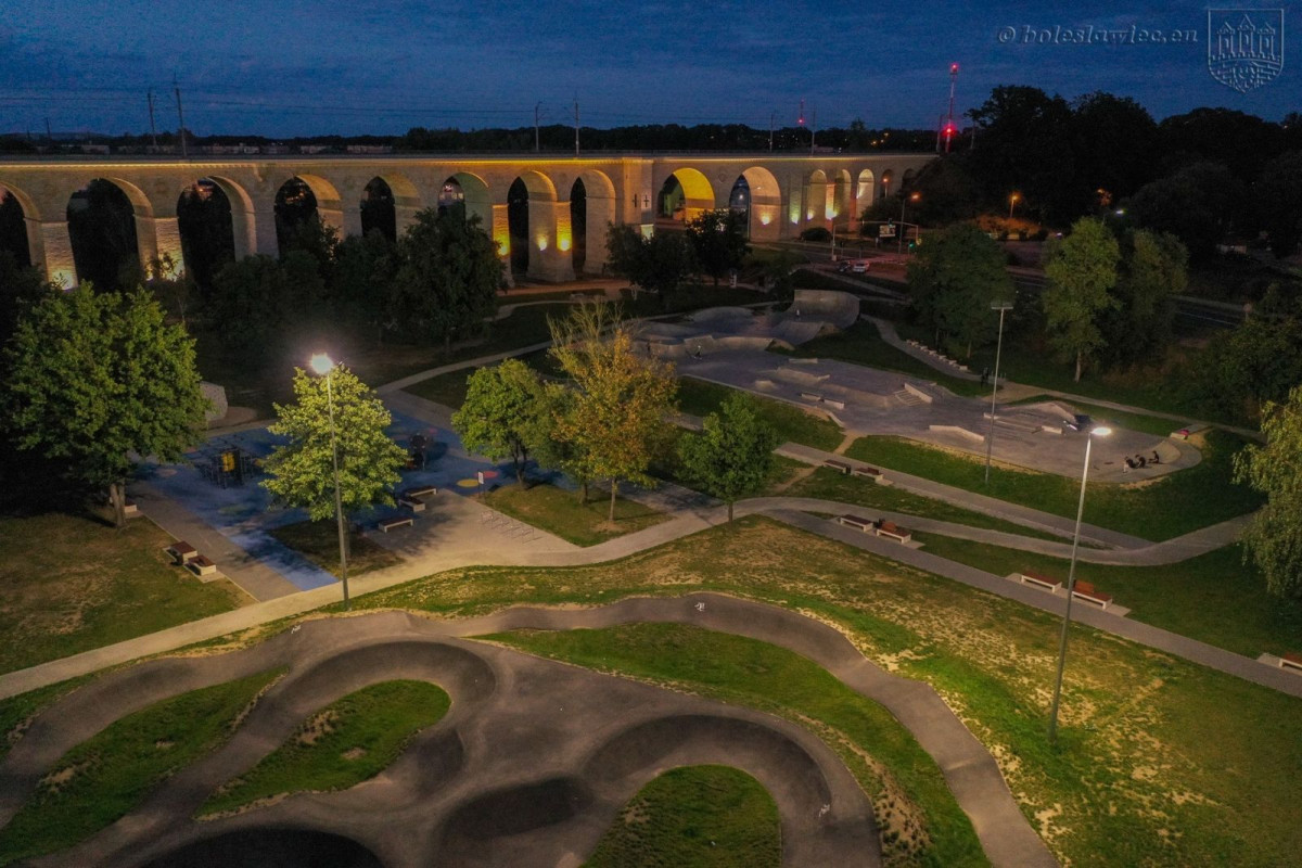 Oświetlony obiekt Wiadukt Plaza w Bolesławcu