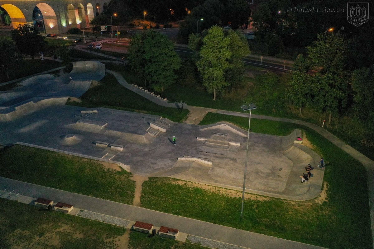 Oświetlony obiekt Wiadukt Plaza w Bolesławcu