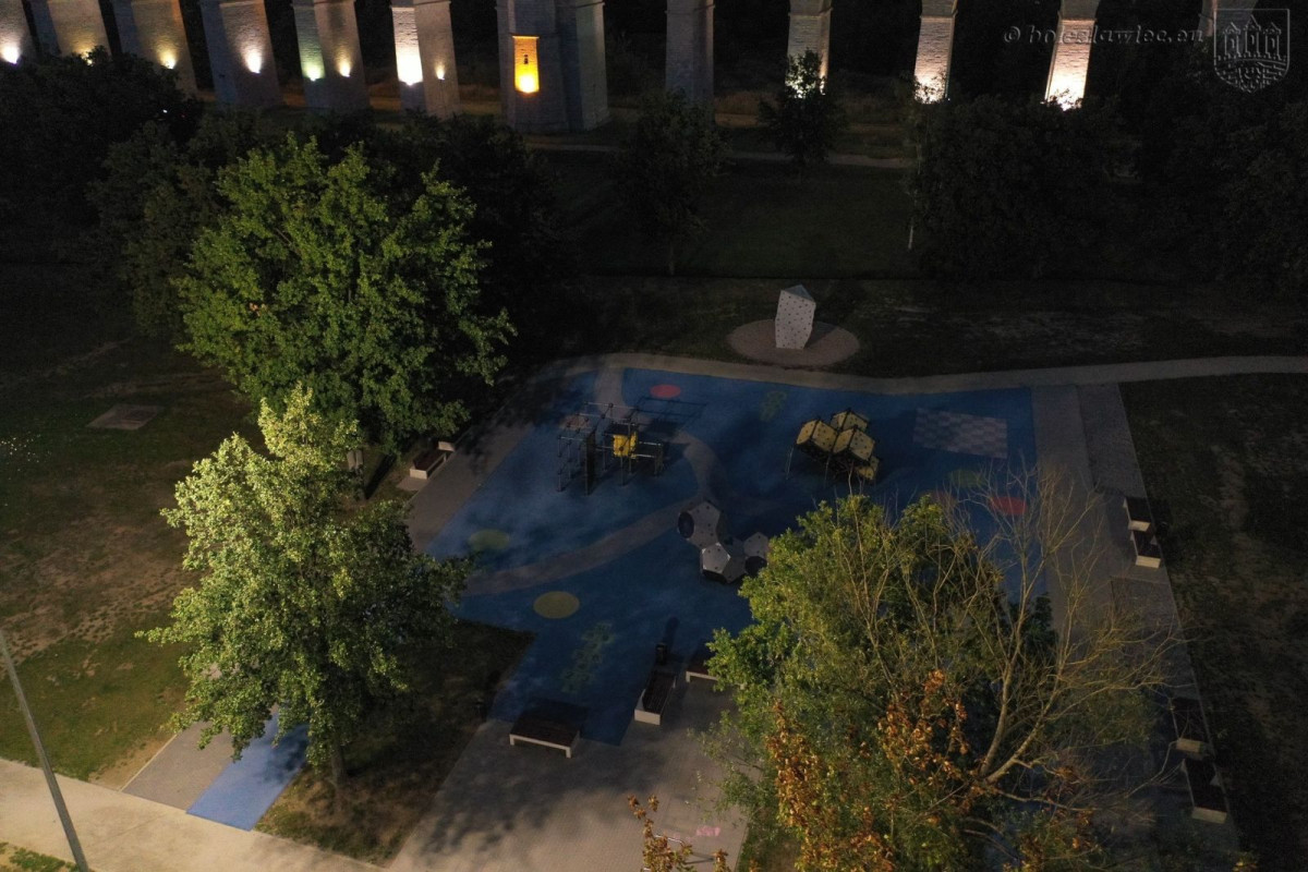 Oświetlony obiekt Wiadukt Plaza w Bolesławcu