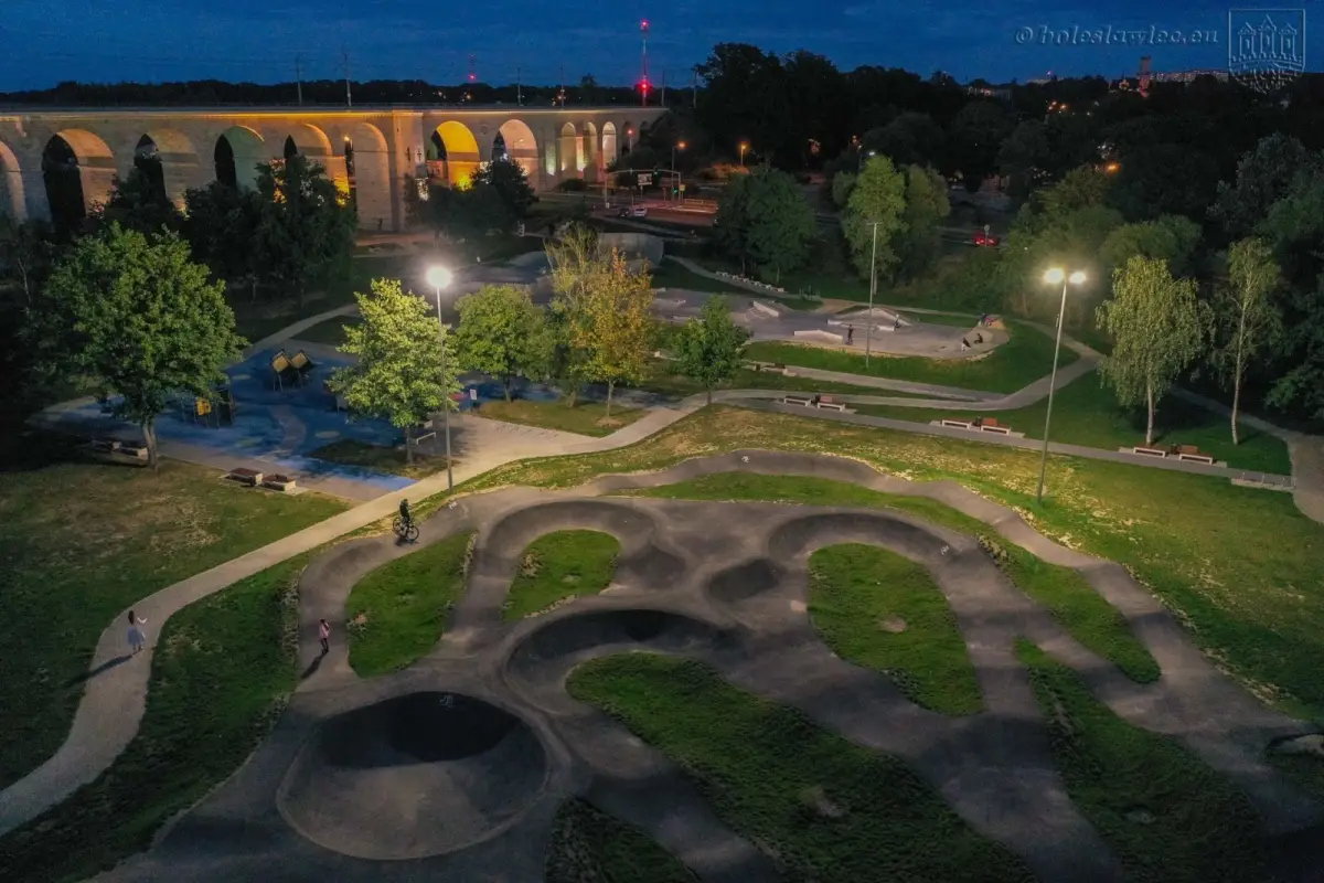 Oświetlony obiekt Wiadukt Plaza w Bolesławcu