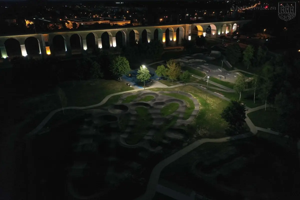 Oświetlony obiekt Wiadukt Plaza w Bolesławcu
