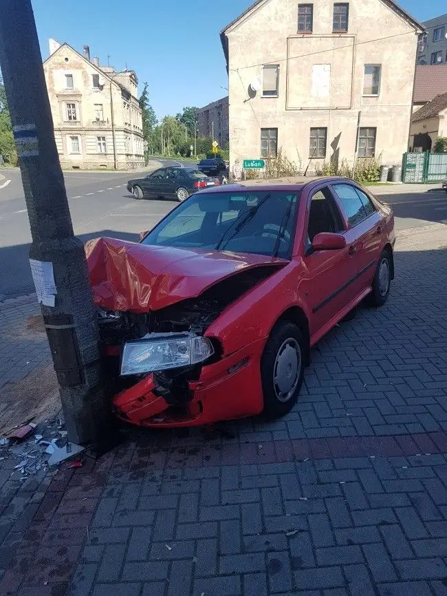 Auto rozbite po pościgu i podejrzany