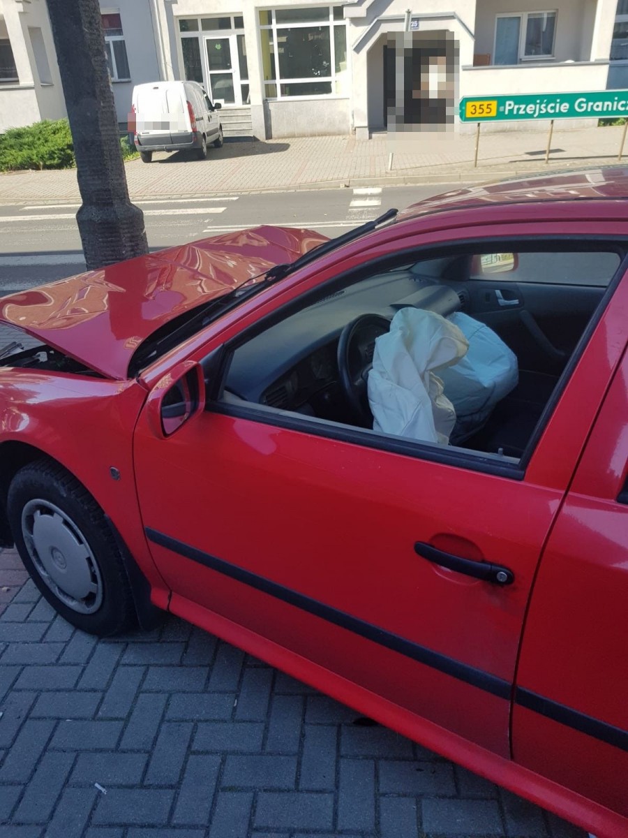 Auto rozbite po pościgu i podejrzany