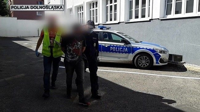 Auto rozbite po pościgu i podejrzany