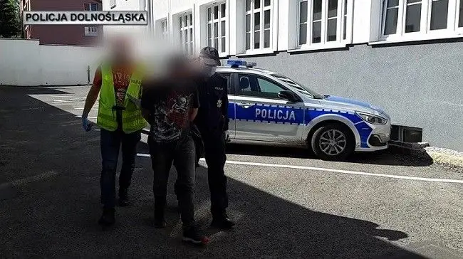 Auto rozbite po pościgu i podejrzany