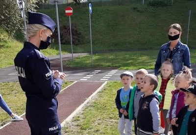 Zajęcia dla przedszkolaków w miasteczku ruchu drogowego w Bolesławcu