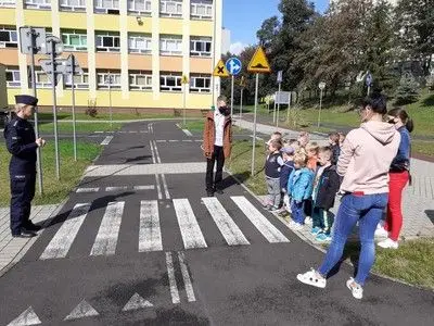 Zajęcia dla przedszkolaków w miasteczku ruchu drogowego w Bolesławcu