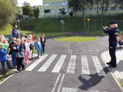 Zajęcia dla przedszkolaków w miasteczku ruchu drogowego w Bolesławcu