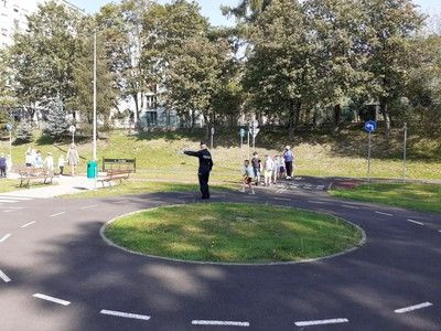 Zajęcia dla przedszkolaków w miasteczku ruchu drogowego w Bolesławcu
