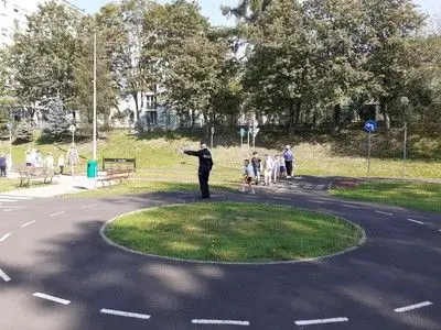 Zajęcia dla przedszkolaków w miasteczku ruchu drogowego w Bolesławcu