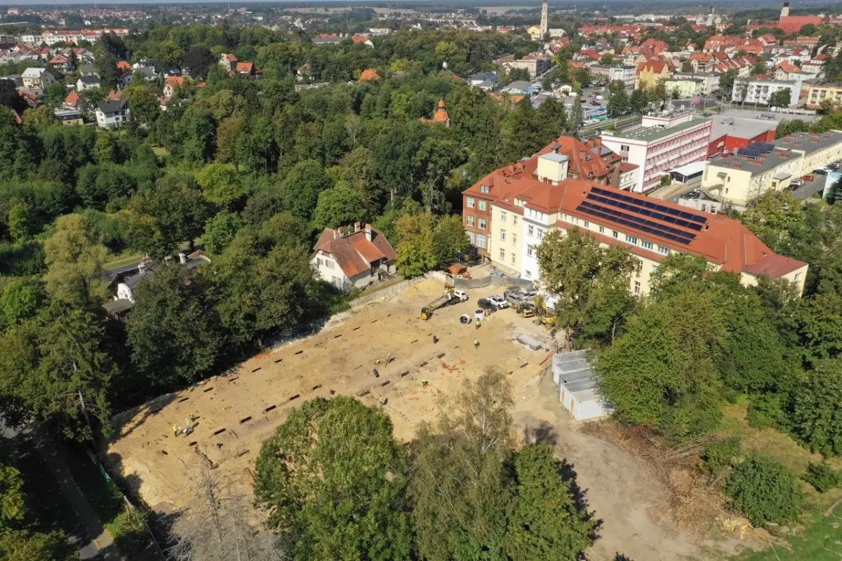 Budowa szpitala dla zakażonych koronawirusem w Bolesławcu