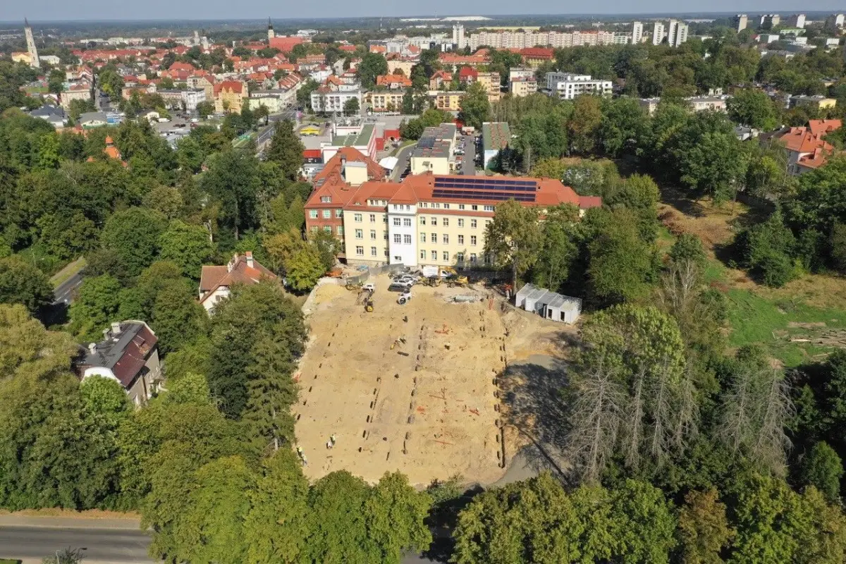 Budowa szpitala dla zakażonych koronawirusem w Bolesławcu