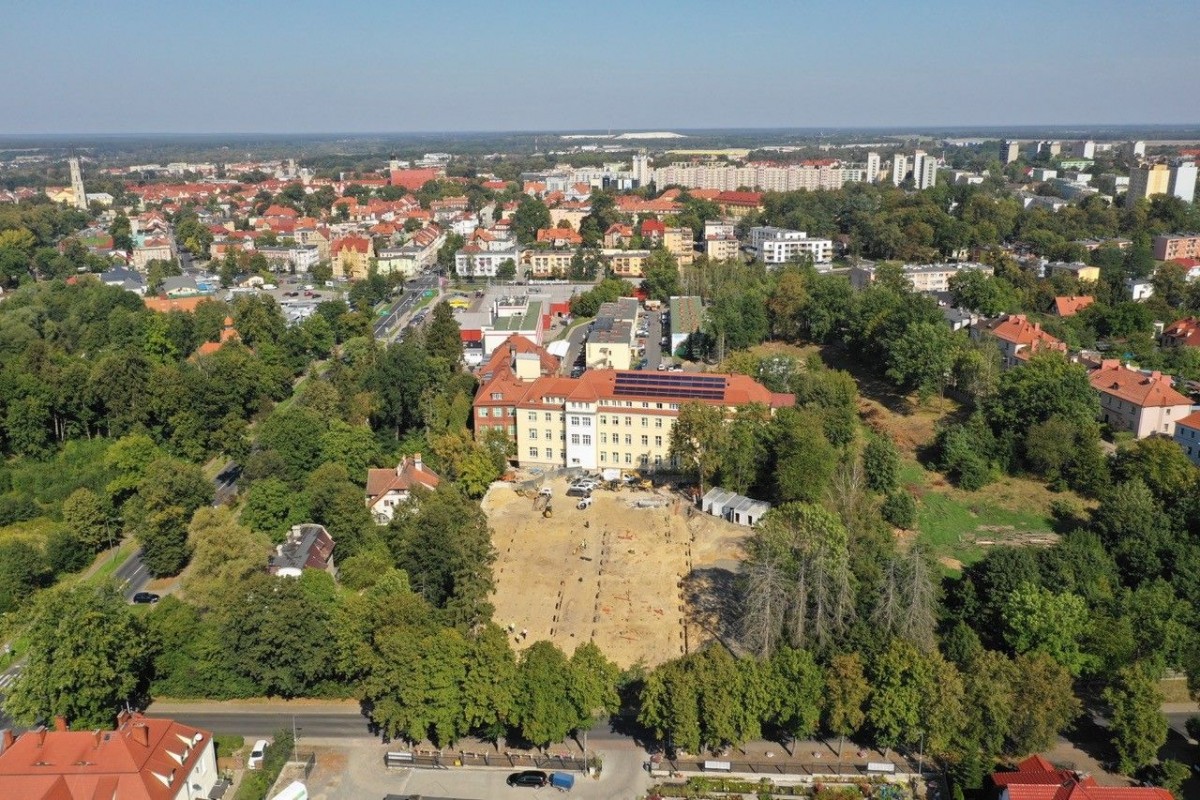 Budowa szpitala dla zakażonych koronawirusem w Bolesławcu