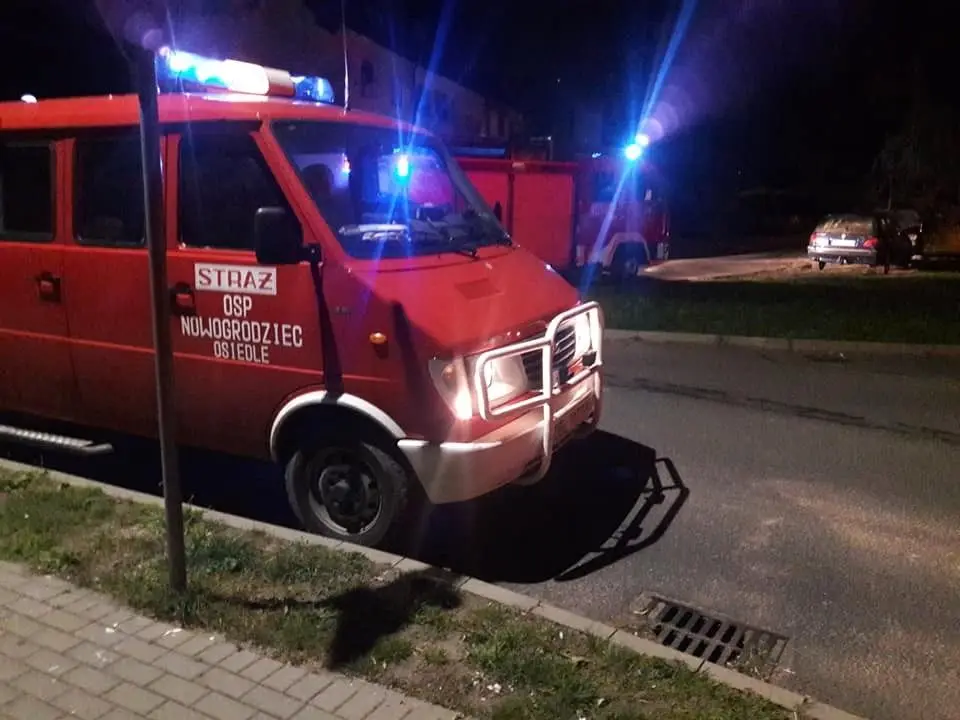 Akcja straży pożarnej przy ul. Asnyka w Nowogrodźcu (powiat bolesławiecki)