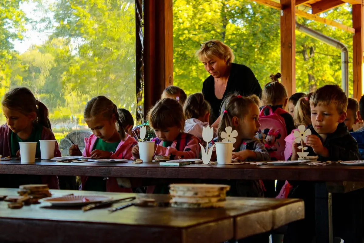 Over 120 preschoolers welcomed autumn on the Bobrowa Ścieżka trail