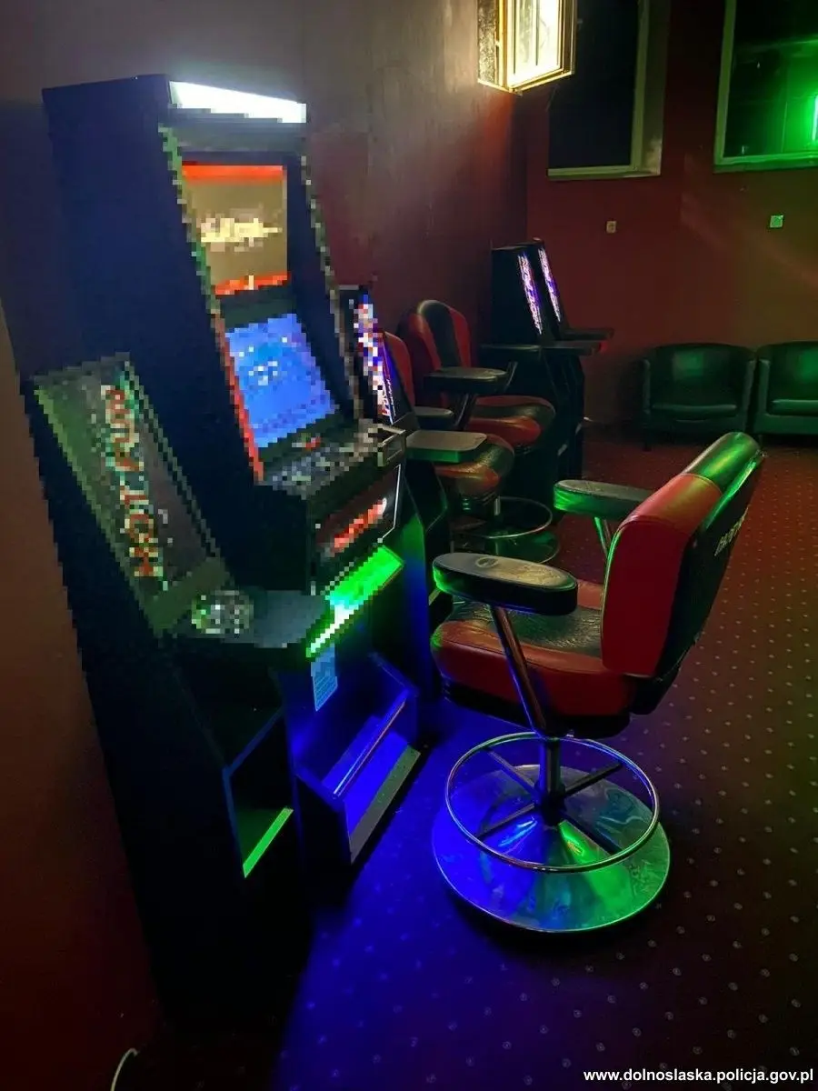 Illegal Gambling Arcade and Cash