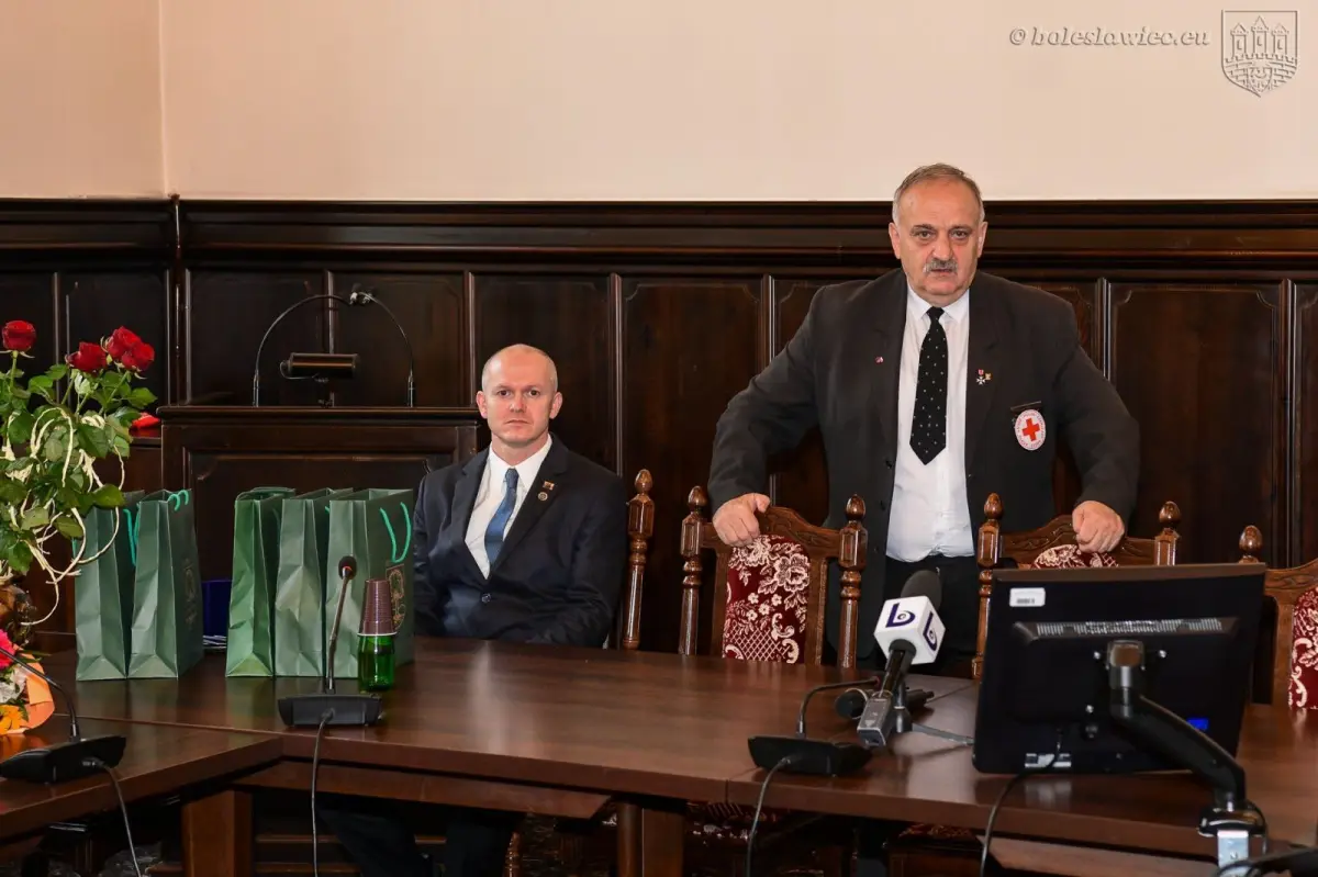 Wręczenie odznaczeń Honorowym Dawcom Krwi w Sali Rajców w bolesławieckim ratuszu