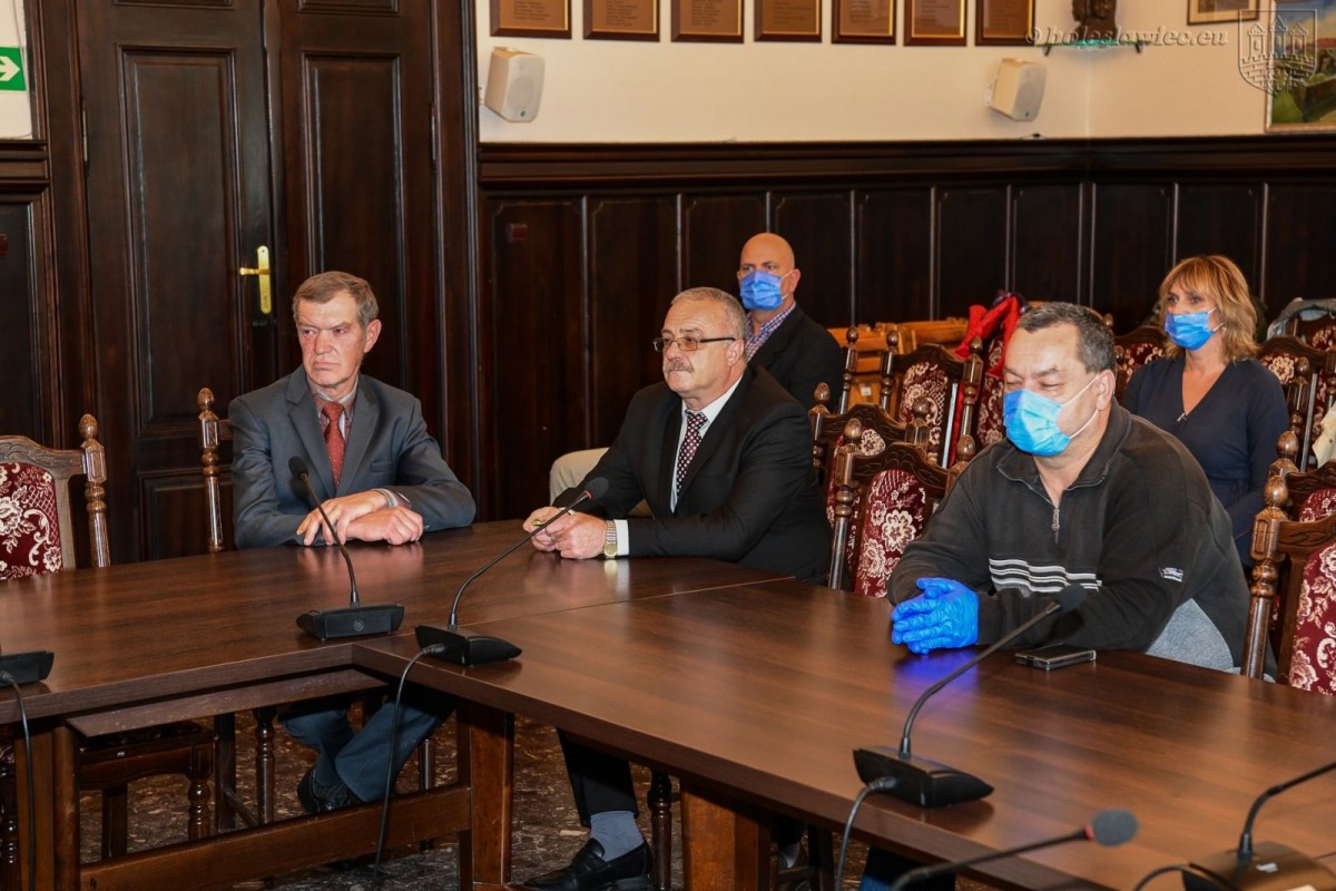 Wręczenie odznaczeń Honorowym Dawcom Krwi w Sali Rajców w bolesławieckim ratuszu