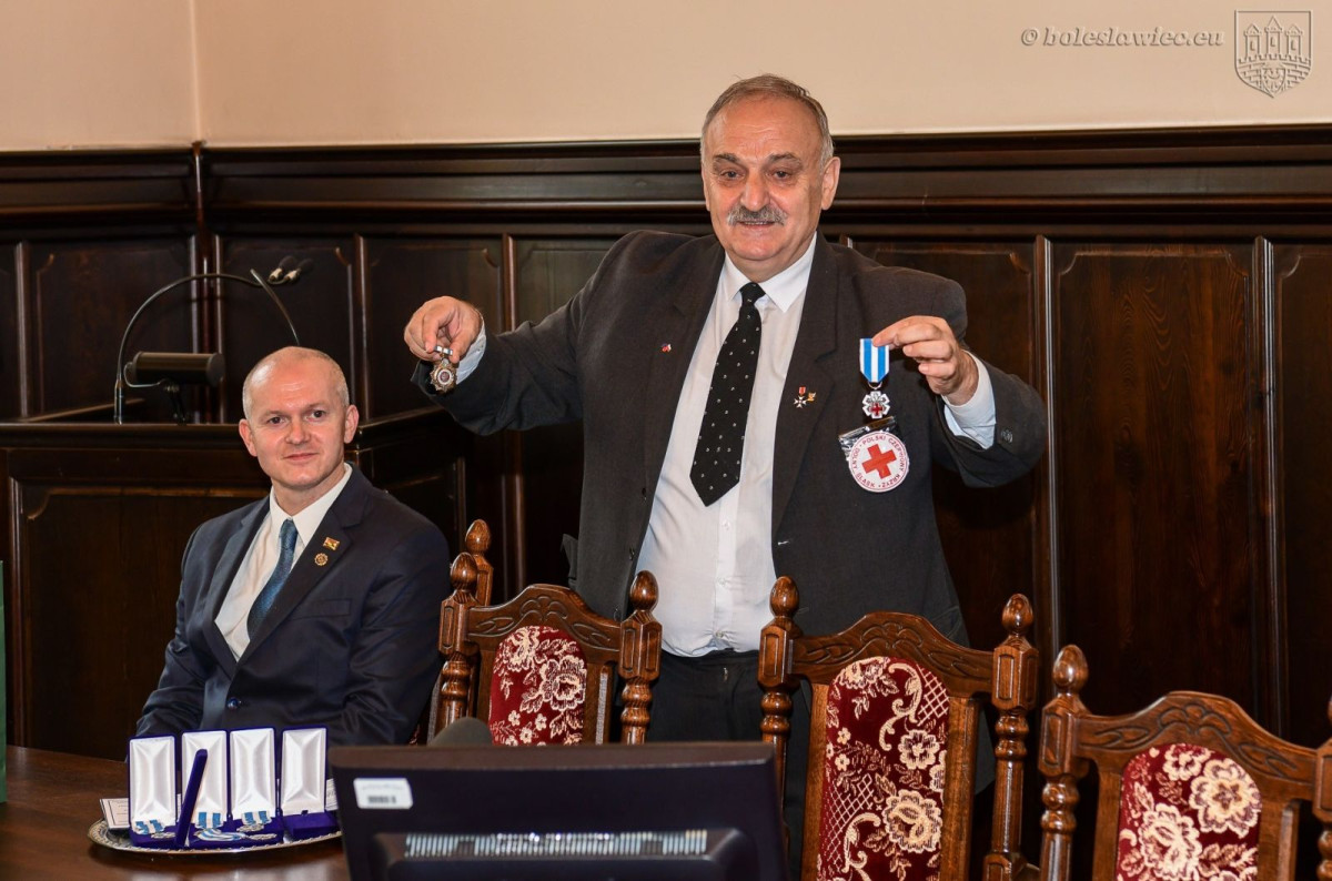 Wręczenie odznaczeń Honorowym Dawcom Krwi w Sali Rajców w bolesławieckim ratuszu