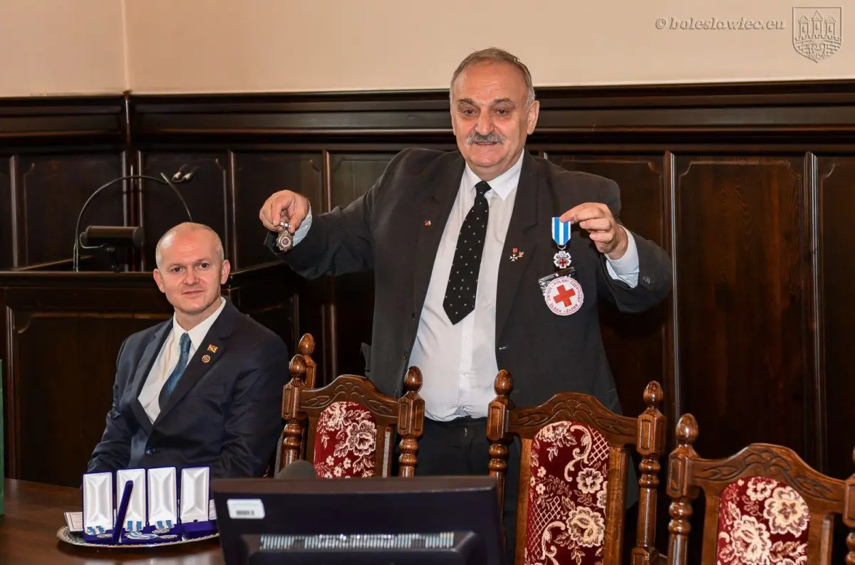 Wręczenie odznaczeń Honorowym Dawcom Krwi w Sali Rajców w bolesławieckim ratuszu