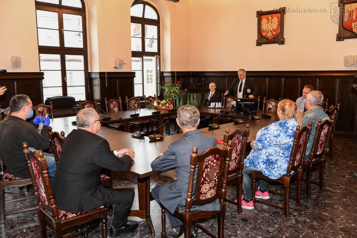 Wręczenie odznaczeń Honorowym Dawcom Krwi w Sali Rajców w bolesławieckim ratuszu