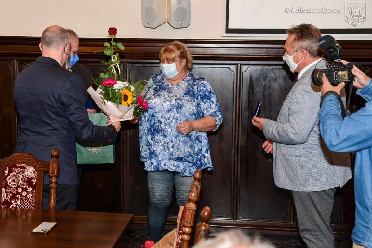 Wręczenie odznaczeń Honorowym Dawcom Krwi w Sali Rajców w bolesławieckim ratuszu