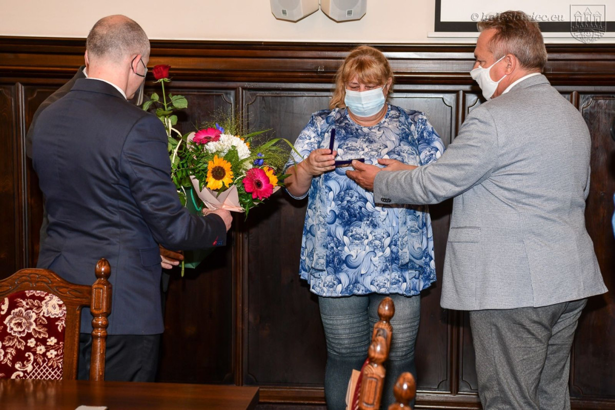 Wręczenie odznaczeń Honorowym Dawcom Krwi w Sali Rajców w bolesławieckim ratuszu