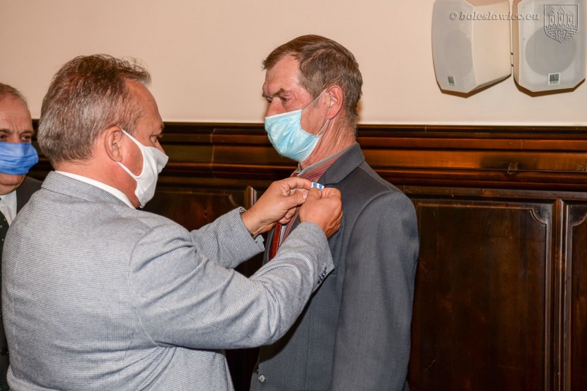 Wręczenie odznaczeń Honorowym Dawcom Krwi w Sali Rajców w bolesławieckim ratuszu