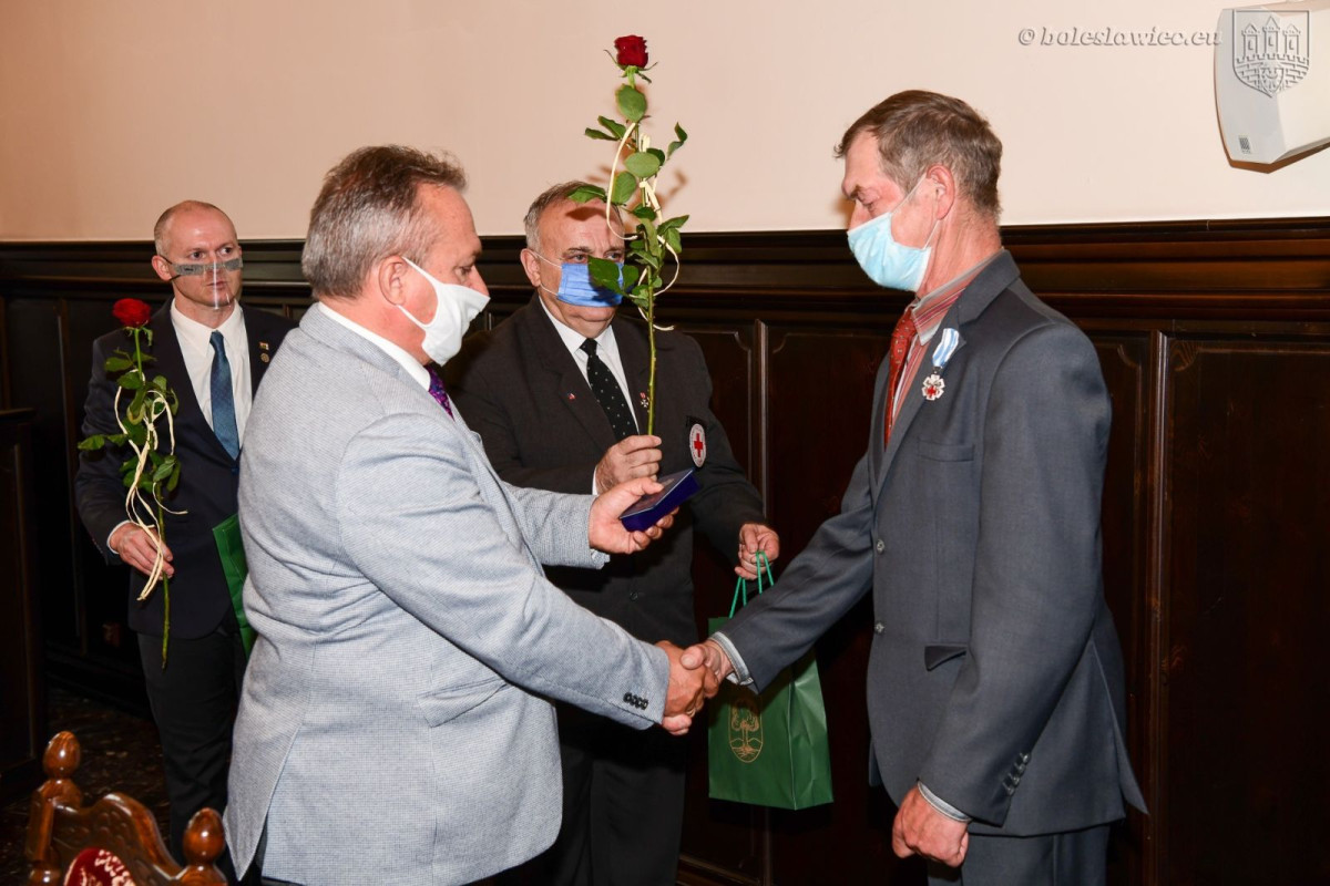 Wręczenie odznaczeń Honorowym Dawcom Krwi w Sali Rajców w bolesławieckim ratuszu