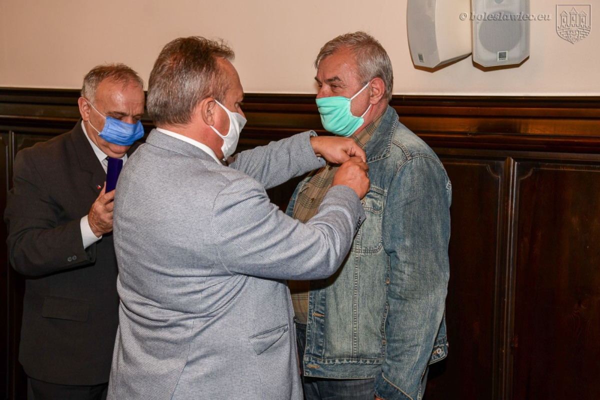Wręczenie odznaczeń Honorowym Dawcom Krwi w Sali Rajców w bolesławieckim ratuszu