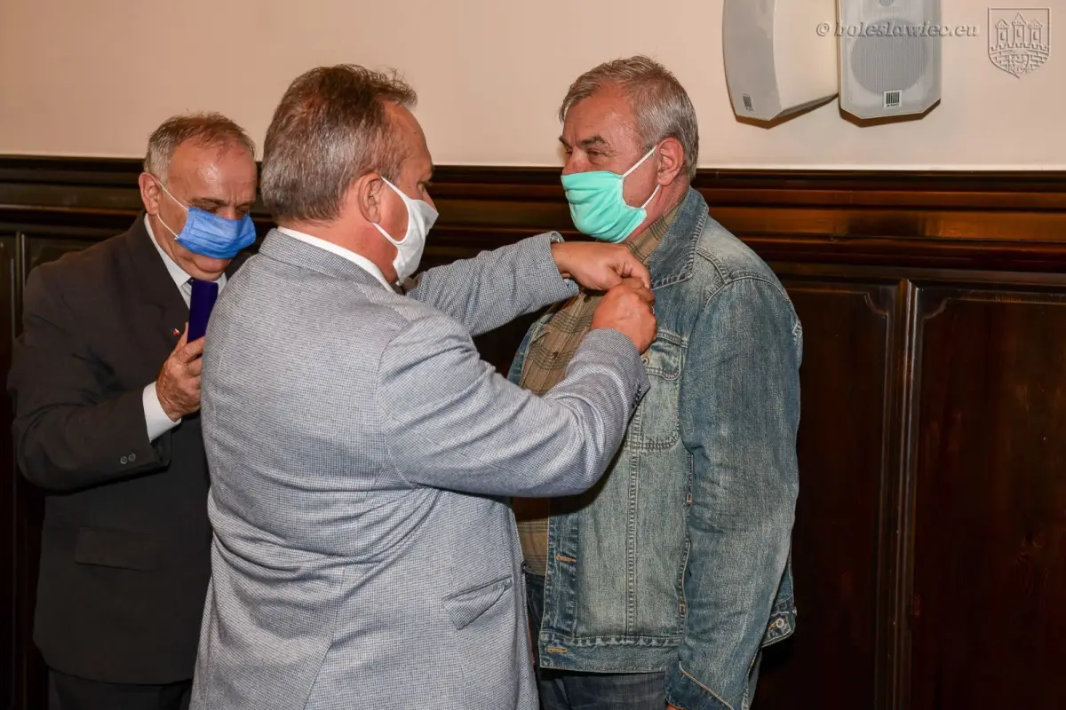 Wręczenie odznaczeń Honorowym Dawcom Krwi w Sali Rajców w bolesławieckim ratuszu