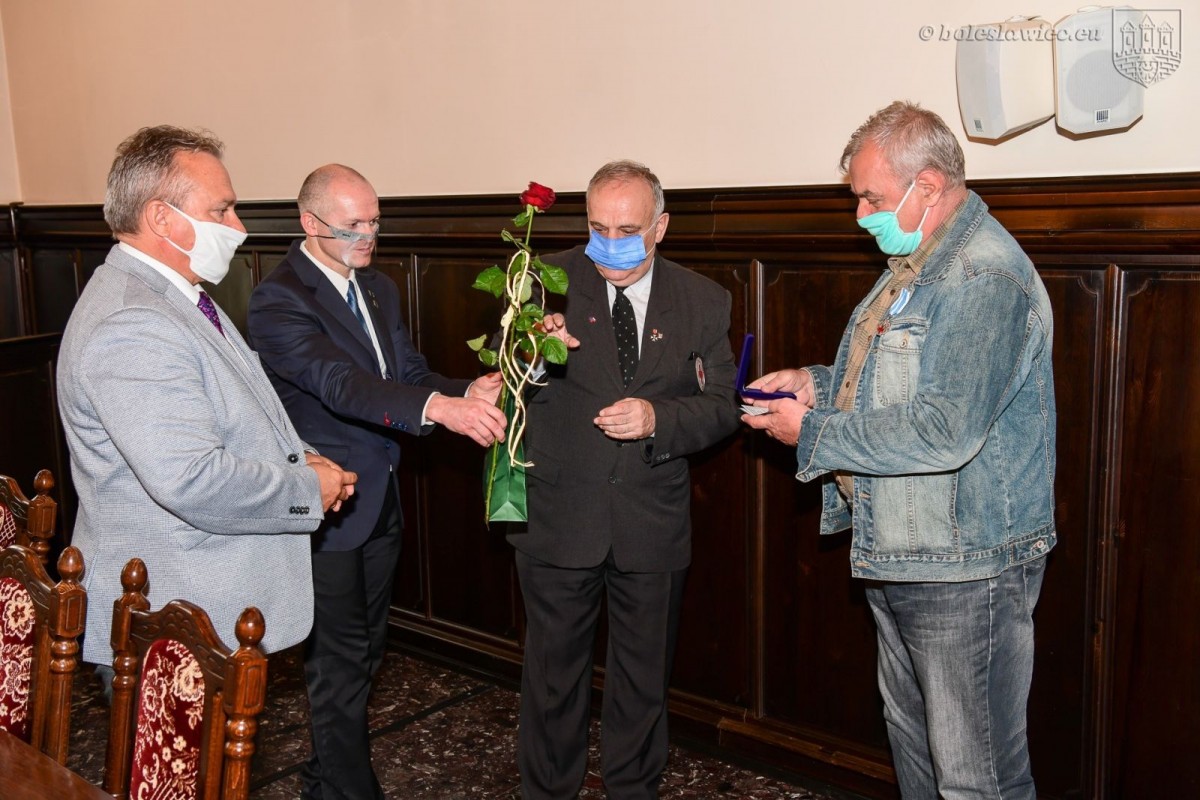 Wręczenie odznaczeń Honorowym Dawcom Krwi w Sali Rajców w bolesławieckim ratuszu