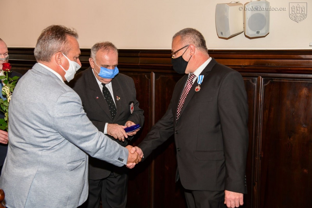 Wręczenie odznaczeń Honorowym Dawcom Krwi w Sali Rajców w bolesławieckim ratuszu
