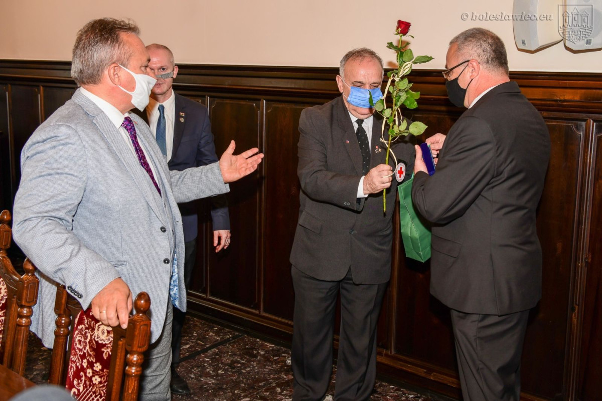 Wręczenie odznaczeń Honorowym Dawcom Krwi w Sali Rajców w bolesławieckim ratuszu