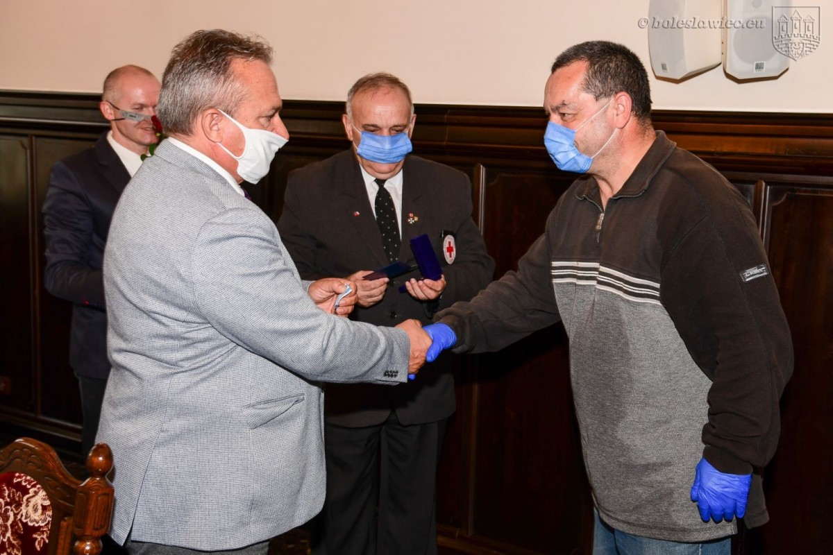Wręczenie odznaczeń Honorowym Dawcom Krwi w Sali Rajców w bolesławieckim ratuszu